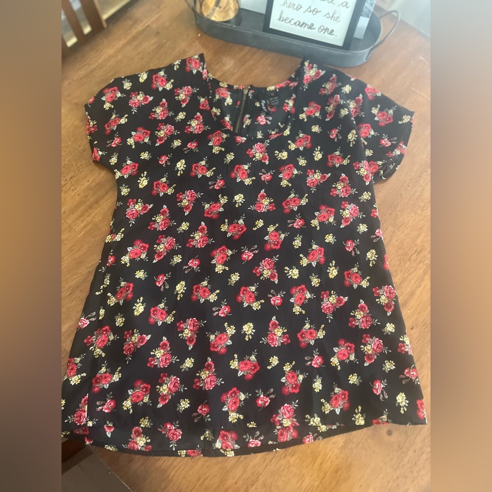 Adorable short sleeve waist crop black with red flowers top with back zipper🖤❤️
